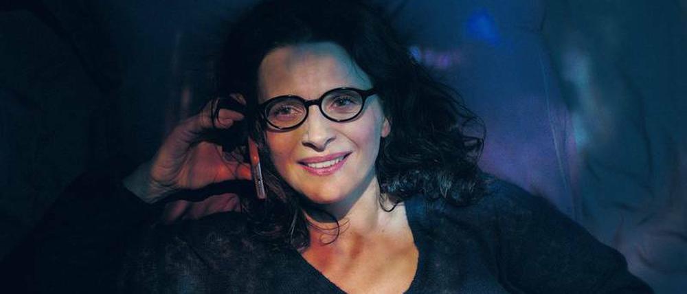 Die Literaturdozentin Claire (Juliette Binoche) gibt sich als junge Praktikantin aus.