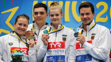 Strahlende Sieger. Tina Punzel, Lou Massenberg, Christina Wassen und Patrick Hausding sichern sich die Goldmedaille im Teamspringen.