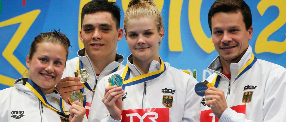 Strahlende Sieger. Tina Punzel, Lou Massenberg, Christina Wassen und Patrick Hausding sichern sich die Goldmedaille im Teamspringen.