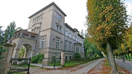 Auch nicht schlecht. Neben Schloss Cecilienhof haben die Hohenzollern auch Villa Liegnitz am Park Sanssouci als Domizil im Auge.