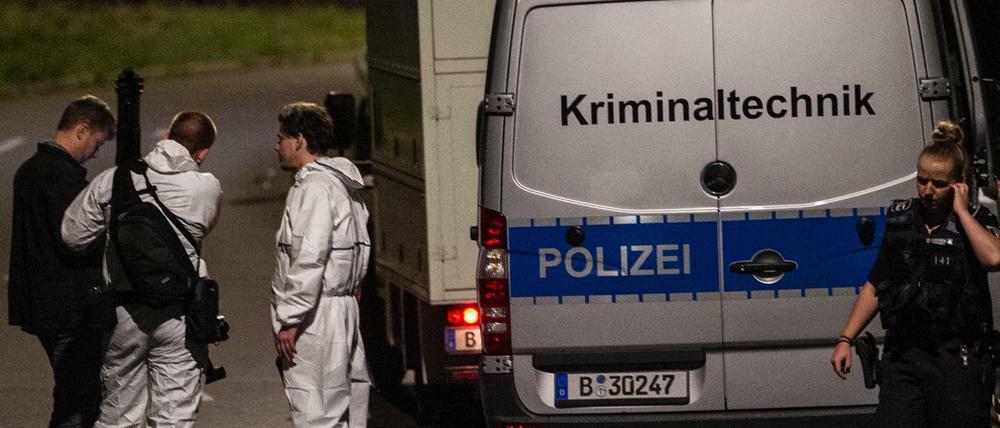 Nach dem Fund einer toten Person in Berlin-Charlottenburg ermittelt die Polizei wegen eines Tötungsdelikts.