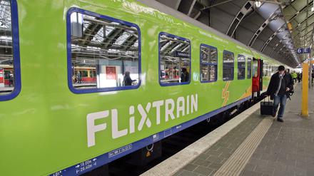 26. April 2018, Berlin-Ostbahnhof: offizieller Betriebsstart des privaten Fernzugs Flixtrain zwischen Berlin und Stuttgart. 