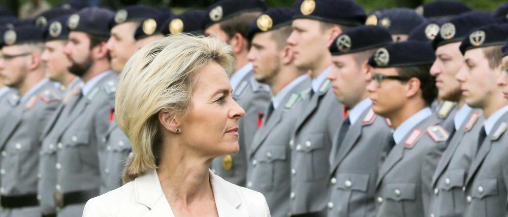 Das Verteidigungsministerium, bis vor kurzem unter Ministerin von der Leyen, hat im ersten Halbjahr 155 Millionen Euro für Berater ausgegeben.