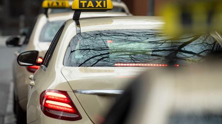 Einem 64-jährigen Taxifahrer wurde sein Auto geraubt.