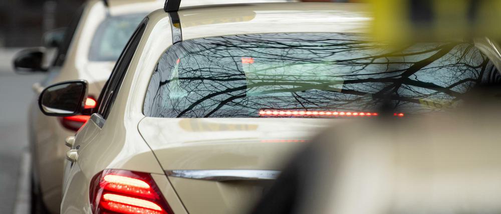 Einem 64-jährigen Taxifahrer wurde sein Auto geraubt.