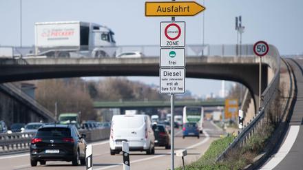 Stuttgart: Ein Schild weist auf das Diesel-Fahrverbot für Dieselfahrzeuge unter Euro 5 hin. 