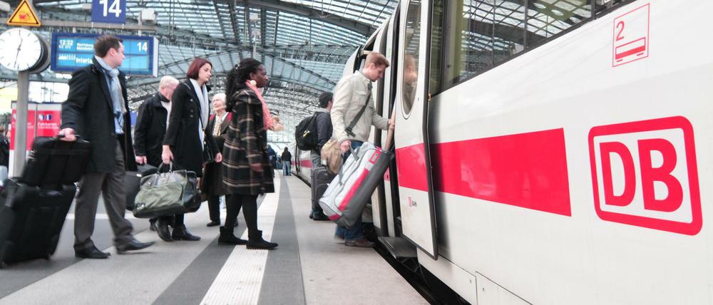 Reisende am Berliner Hauptbahnhof (Archivbild)