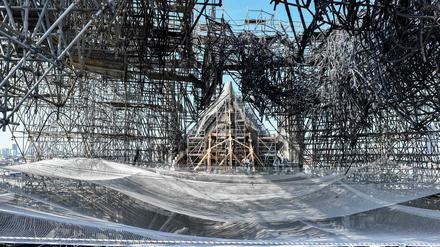 Gerüst und Sicherheitsnetz im Inneren der Pariser Kathedrale Notre Dame. 