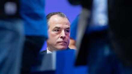Im Blickpunkt: Clemens Tönnies steht nach seinen diskriminierenden Aussagen weiterhin unter Druck.