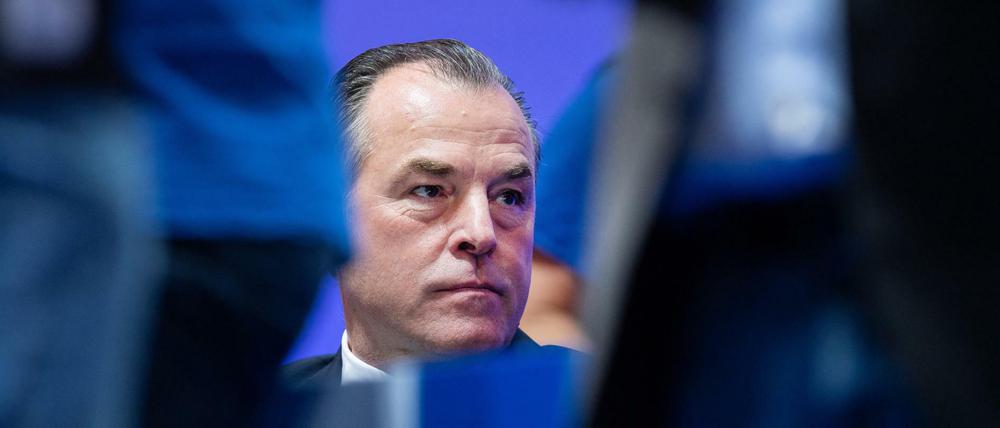 Im Blickpunkt: Clemens Tönnies steht nach seinen diskriminierenden Aussagen weiterhin unter Druck.