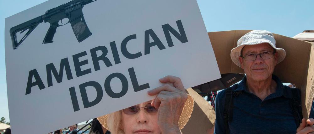 Demonstranten protestieren in El Paso gegen die amerikanischen Waffengesetze.