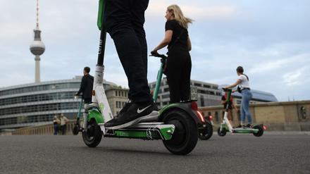 Sie sorgen für Ärger in der Stadt: Seit einigen Monaten fahren die E-Scooter durch Berlin. 