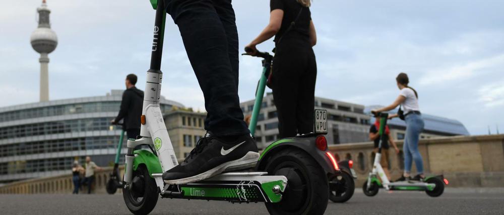 Sie sorgen für Ärger in der Stadt: Seit einigen Monaten fahren die E-Scooter durch Berlin.