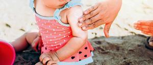 Richtig eincremen, bitte. UV-Schädigungen in jungen Jahren können sich später zu einem malignen Melanom, der gefährlichsten Form des Hautkrebses, weiterentwickeln. Vielfach zeigen sich die schlimmen Folgen erst im Erwachsenenalter. Kinder brauchen deshalb von Anfang an einen besonders guten Sonnenschutz. Foto: istock/ozgurcankaya