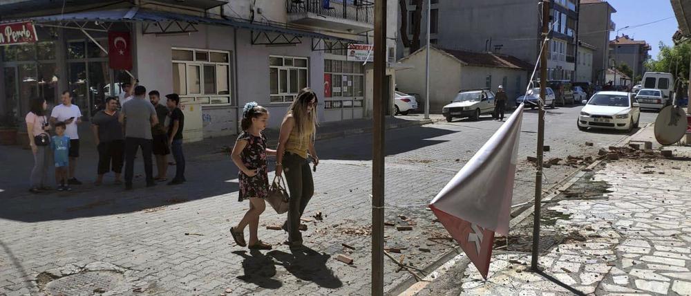 Schutt und Steine nach einem Erdbeben auf einer Straße in Bozkurt