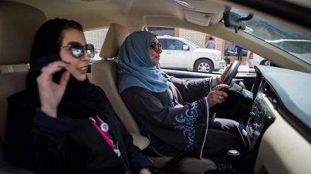 Seit einem Jahr dürfen saudische Frauen einen Führerschein machen, nun haben sie weitere Rechte bekommen. 