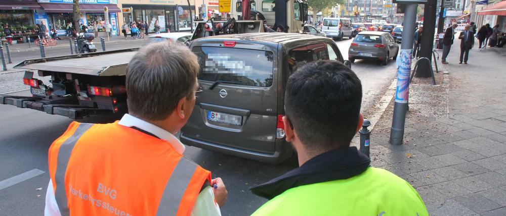 Über 10.000 Autos ließ die BVG im vergangenen Jahr abschleppen, weil sie im Weg standen.