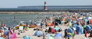 Am Ostseestrand von Warnemünde herrscht Hochbetrieb.