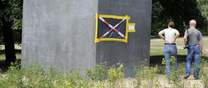 Verklebt. So sah das Mahnmal für die verfolgten Homosexuellen der NS-Zeit nach einer der vorangegangen Attacken aus.