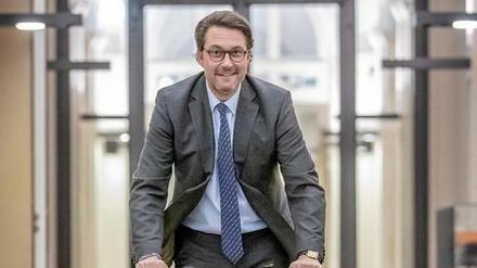 Bundesverkehrsminister Andreas Scheuer (CSU) nimmt für den Weg durch sein Ministerium auch gerne mal den E-Tretroller.