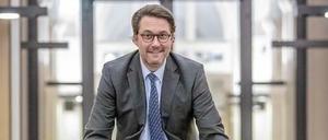 Bundesverkehrsminister Andreas Scheuer (CSU) nimmt für den Weg durch sein Ministerium auch gerne mal den E-Tretroller.