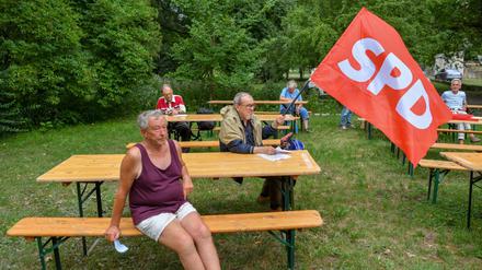 Dünne Besetzung im Kernland Brandenburg: Teilnehmer einer SPD-Wahlveranstaltung im Museumspark Rüdersdorf.