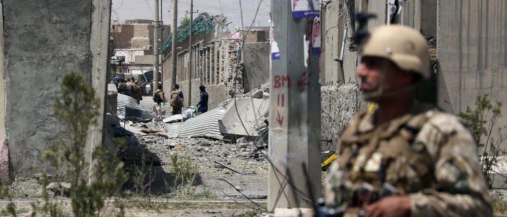 Bombenexplosion in Kabul: Der Eingang einer Polizeistation ist zerstört. 