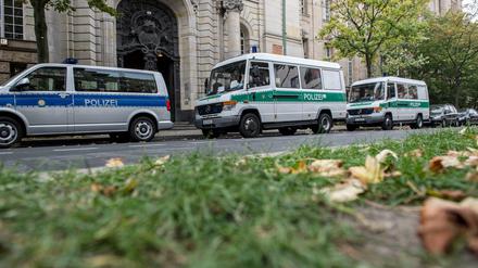 Polizeiwagen vor dem Kriminalgericht in Berlin-Moabit. Symbolbild.