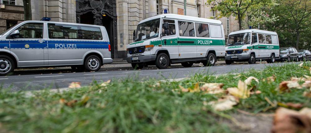 Polizeiwagen vor dem Kriminalgericht in Berlin-Moabit. Symbolbild.