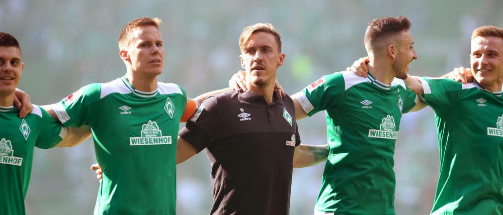 Der alte und der neue Kapitän. Niklas Moisander übernimmt die Binde von Max Kruse.