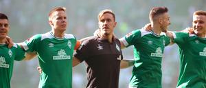 Der alte und der neue Kapitän. Niklas Moisander übernimmt die Binde von Max Kruse.
