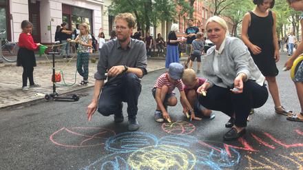 Baustadtrat Florian Schmidt und Verkehrssenatorin Regine Günther (Grüne) spielen auf der Böckhstraße.