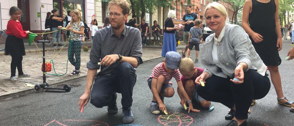 Baustadtrat Florian Schmidt und Verkehrssenatorin Regine Günther (Grüne) spielen auf der Böckhstraße.