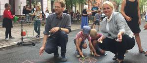 Baustadtrat Florian Schmidt und Verkehrssenatorin Regine Günther (Grüne) spielen auf der Böckhstraße.