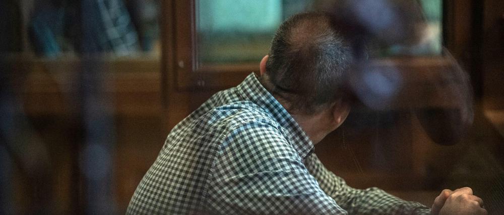 Der Angeklagte Ali K. sitzt vor Beginn der Verhandlung am 31. Juli im Landgericht.