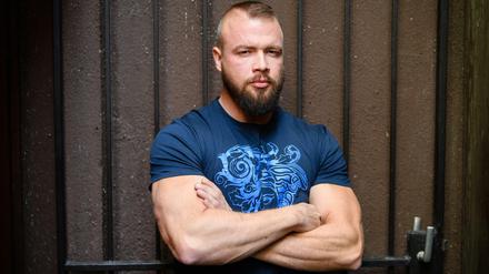 Mit zahlreichen Anwaltsschreiben will Deutschrapper Kollegah aka Felix Blume gegen die Negativpresse über sein „Alpha Mentoring“-Programm vorgehen.