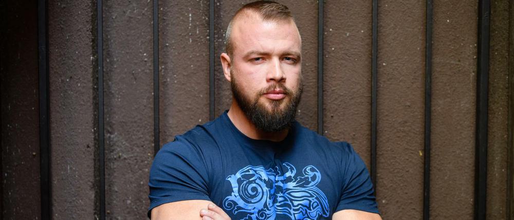 Mit zahlreichen Anwaltsschreiben will Deutschrapper Kollegah aka Felix Blume gegen die Negativpresse über sein „Alpha Mentoring“-Programm vorgehen.