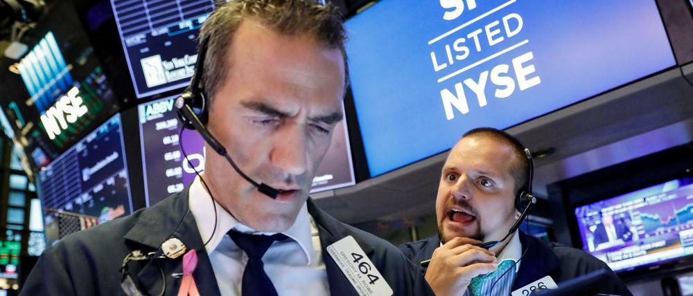 Besorgte Mienen. Trader an der New Yorker Wall Street.