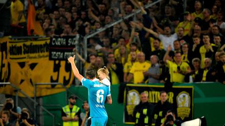 Echte Liebe: Kevin Großkreutz wird nach dem Pokalspiel von den BVB-Fans gefeiert.