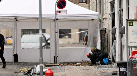 Dänische Polizeibeamte sichern Spuren an der Polizeistation.