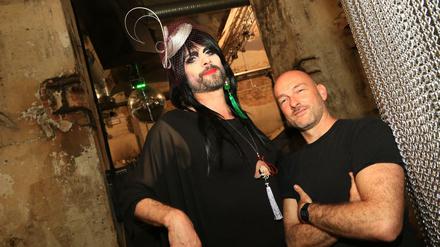Travestiekünsterler*in Gisela Sommer und Veranstalter Baffi im SchwuZ in Neukölln.