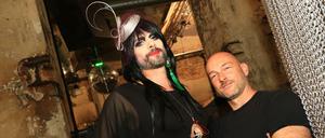 Travestiekünsterler*in Gisela Sommer und Veranstalter Baffi im SchwuZ in Neukölln.