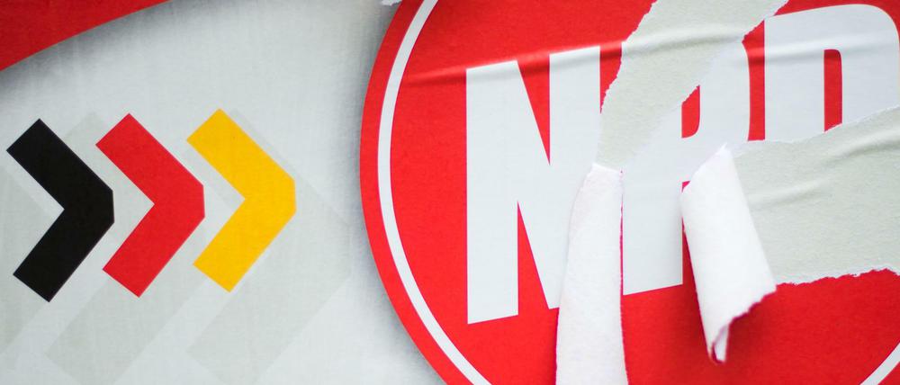 Ein mutwillig zerstörtes Wahlplakat der Nationaldemokratischen Partei Deutschlands, NPD (Illustration).