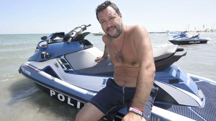 Wer da an Putin denkt? Salvini inszeniert sich im Urlaub - natürlich halbnackt und mit Jetski.