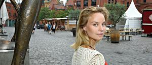 Die Schauspielerin Sonja Gerhardt unterwegs in „ihrem“ Kiez entlang der Schönhauser Allee bis zur Kulturbrauerei.