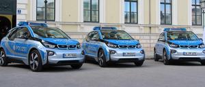 Drei Elektrodienstwagen der Bayerischen Polizei vom Typ BMW i3 - in den Dienst gestellt im Jahr 2015. 