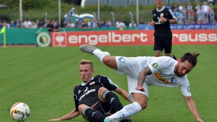 Pokal ist Kampf. Salmrohrs Marc Inhestern (l.) grätscht 2018 Bochums Tobias Weis in der ersten Pokalrunde ab.