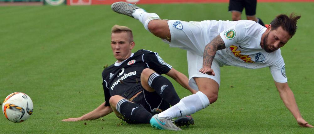 Pokal ist Kampf. Salmrohrs Marc Inhestern (l.) grätscht 2018 Bochums Tobias Weis in der ersten Pokalrunde ab.