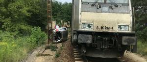 Ungleiches Duell. Der Güterzug schoss das Auto von der Straße.