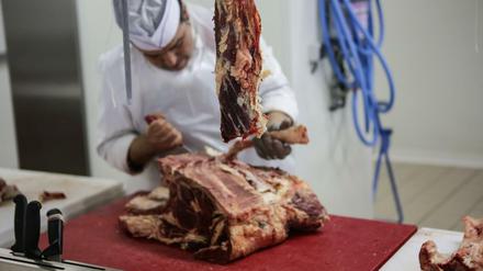 Eine Metzgerei in Paris. Im Jahr 2007 verzehrten die Franzosen im Durchschnitt 153 Gramm Fleischprodukte pro Tag.